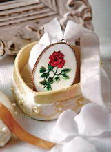 стежок за стежком: вышиваем сердечный медальон  роза !